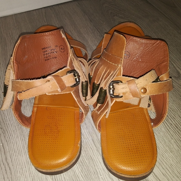Naughty Monkey Fringe Sandals - Picture 9 of 10